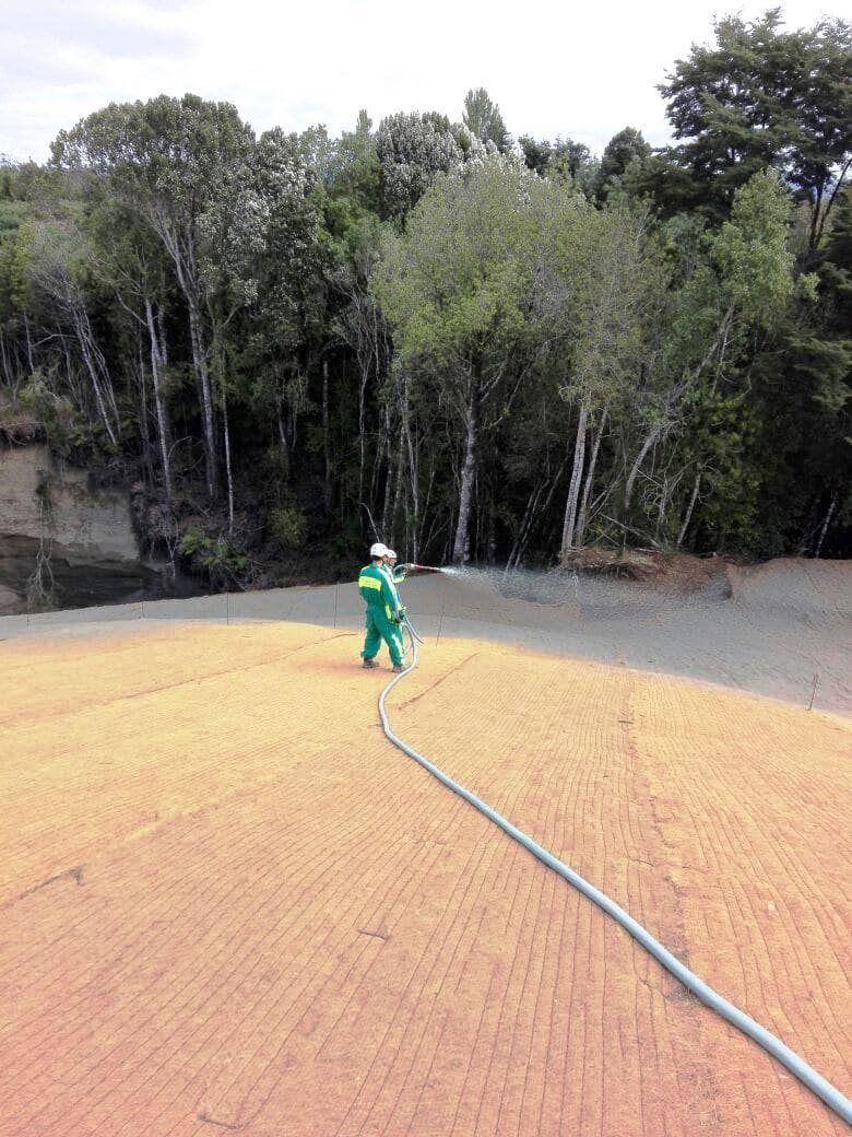 Aplicación de mezcla fertilizante sobre talud