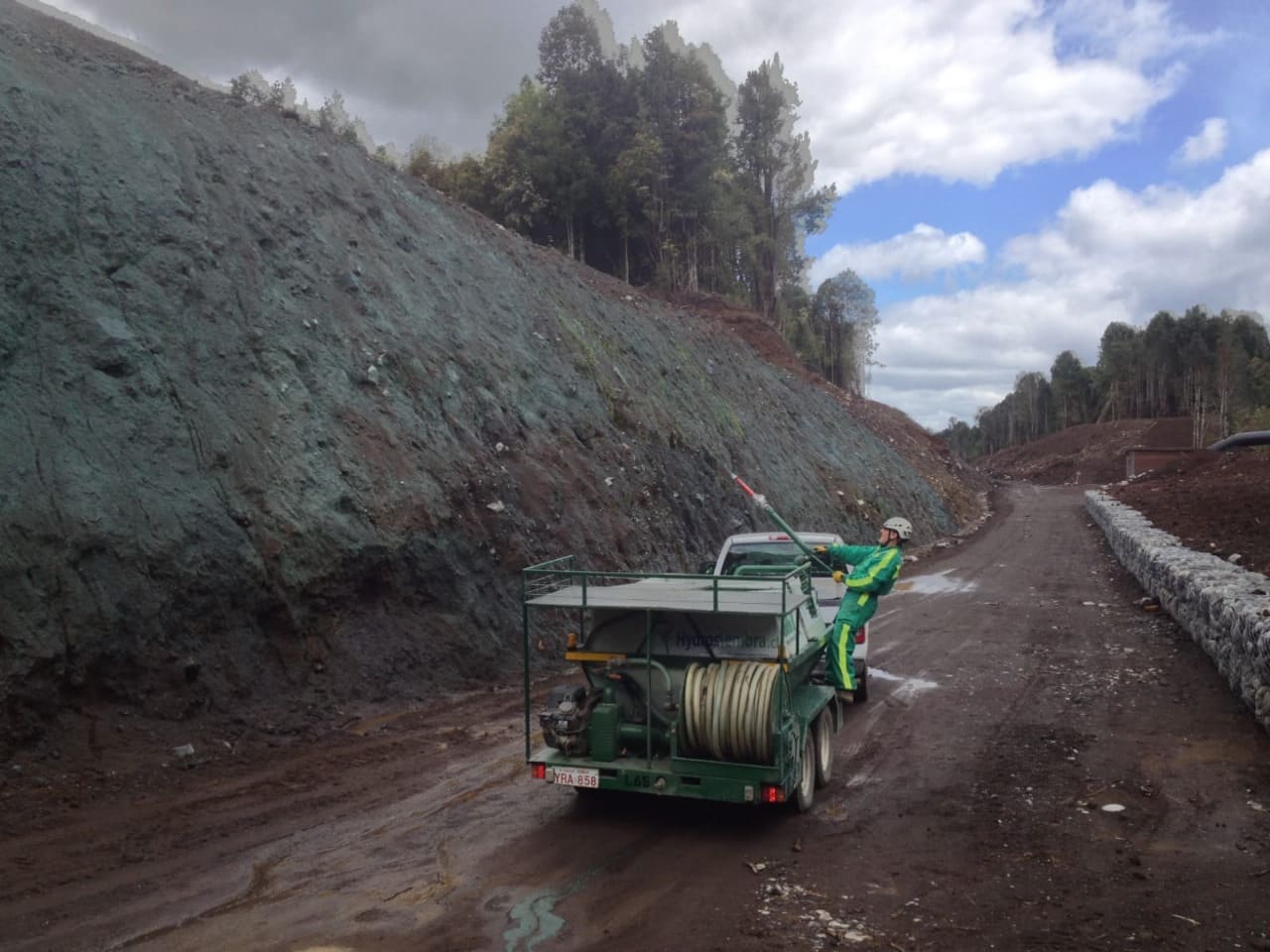 aplicación de hidrosiembra en talud